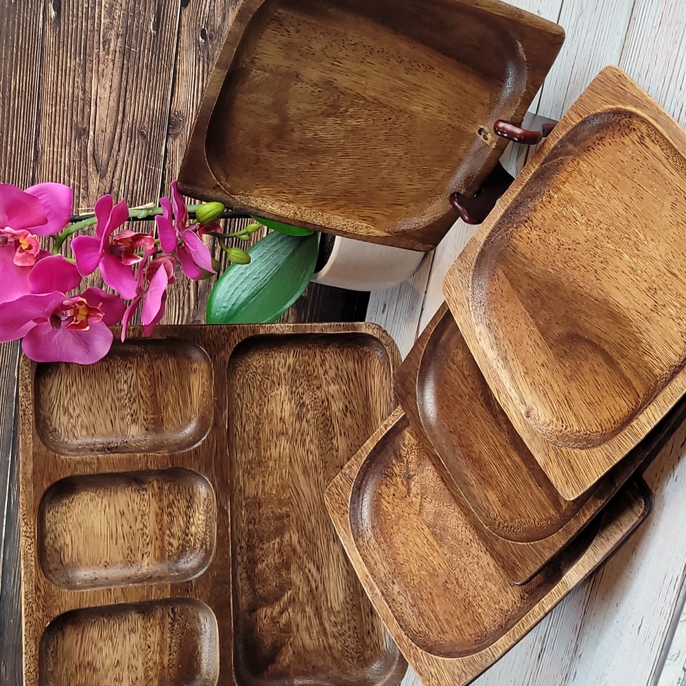 SET OF WOODEN PLATES WITH SERVING TRAY